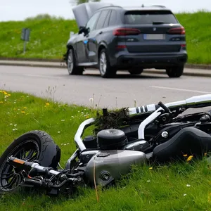 Der Motorradfahrer wurde bei dem Unfall schwer verletzt.