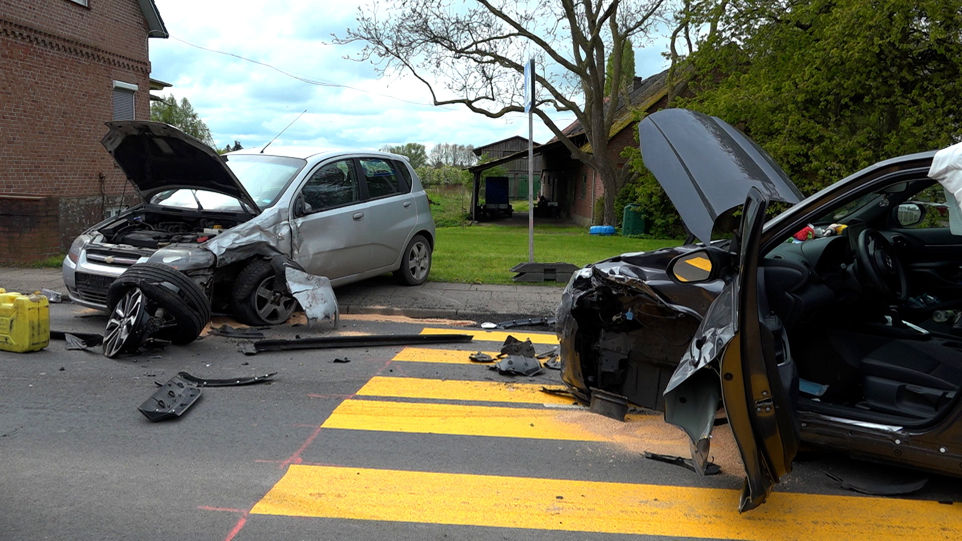 Die beiden am Unfall beteiligten Fahrzeuge. Der Toyota verlor einen Reifen.