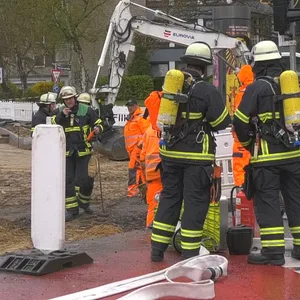 Auf der Königstraße in Altona wurde bei Baggerarbeiten eine Gasleitung beschädigt.