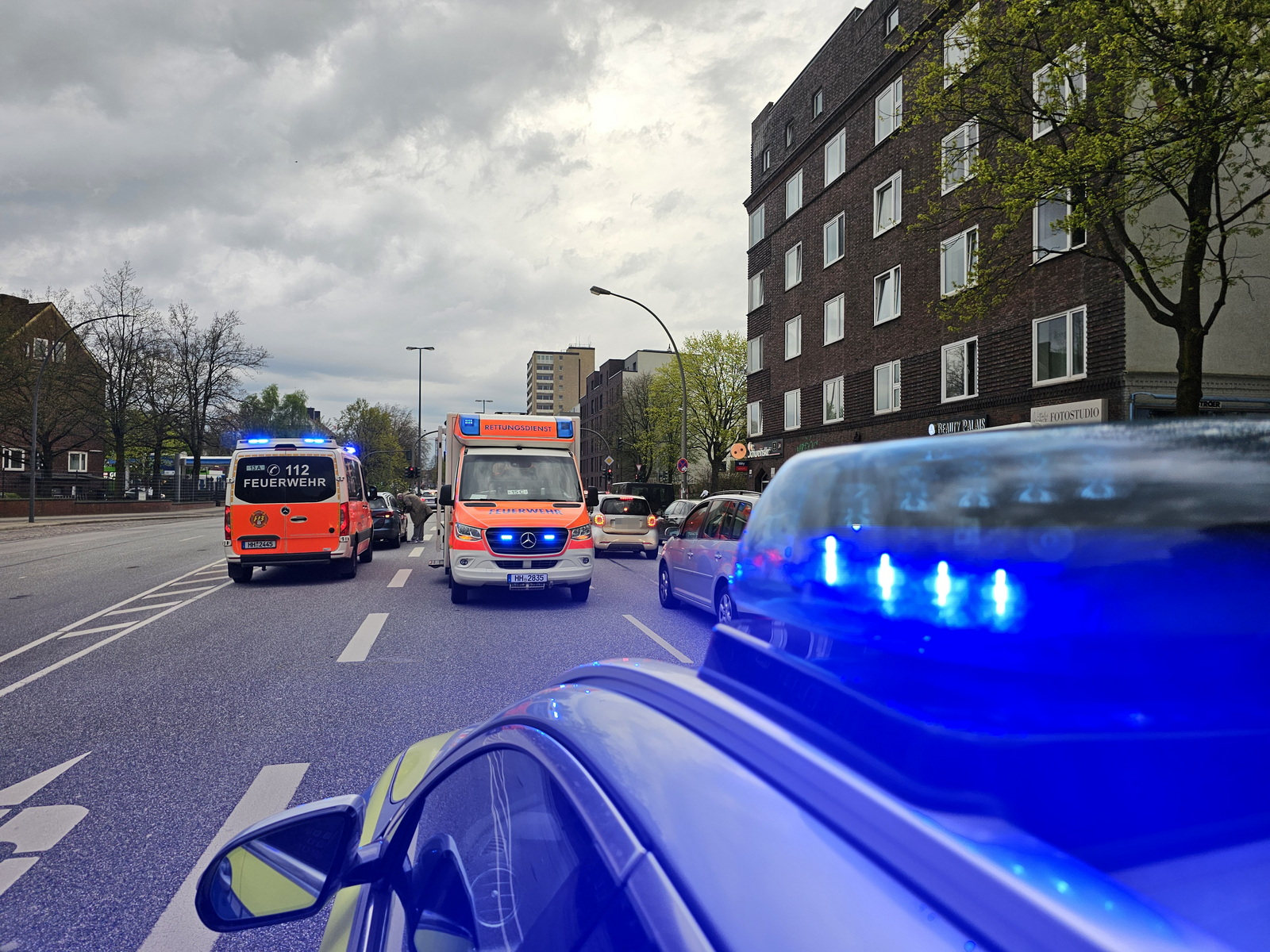 Bei einem Unfall auf der Kieler Straße wurde am Montagabend ein Motorradfahrer schwer verletzt.