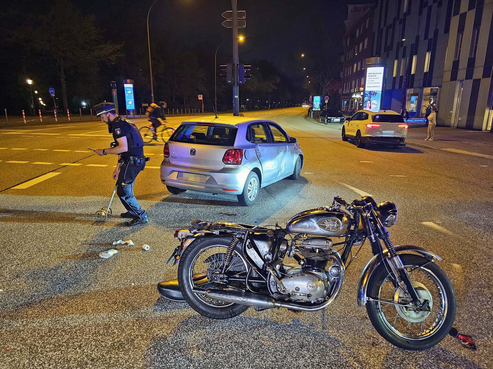 Der Motorradfahrer krachte in die abbiegenden Autos und wurde schwer verletzt.