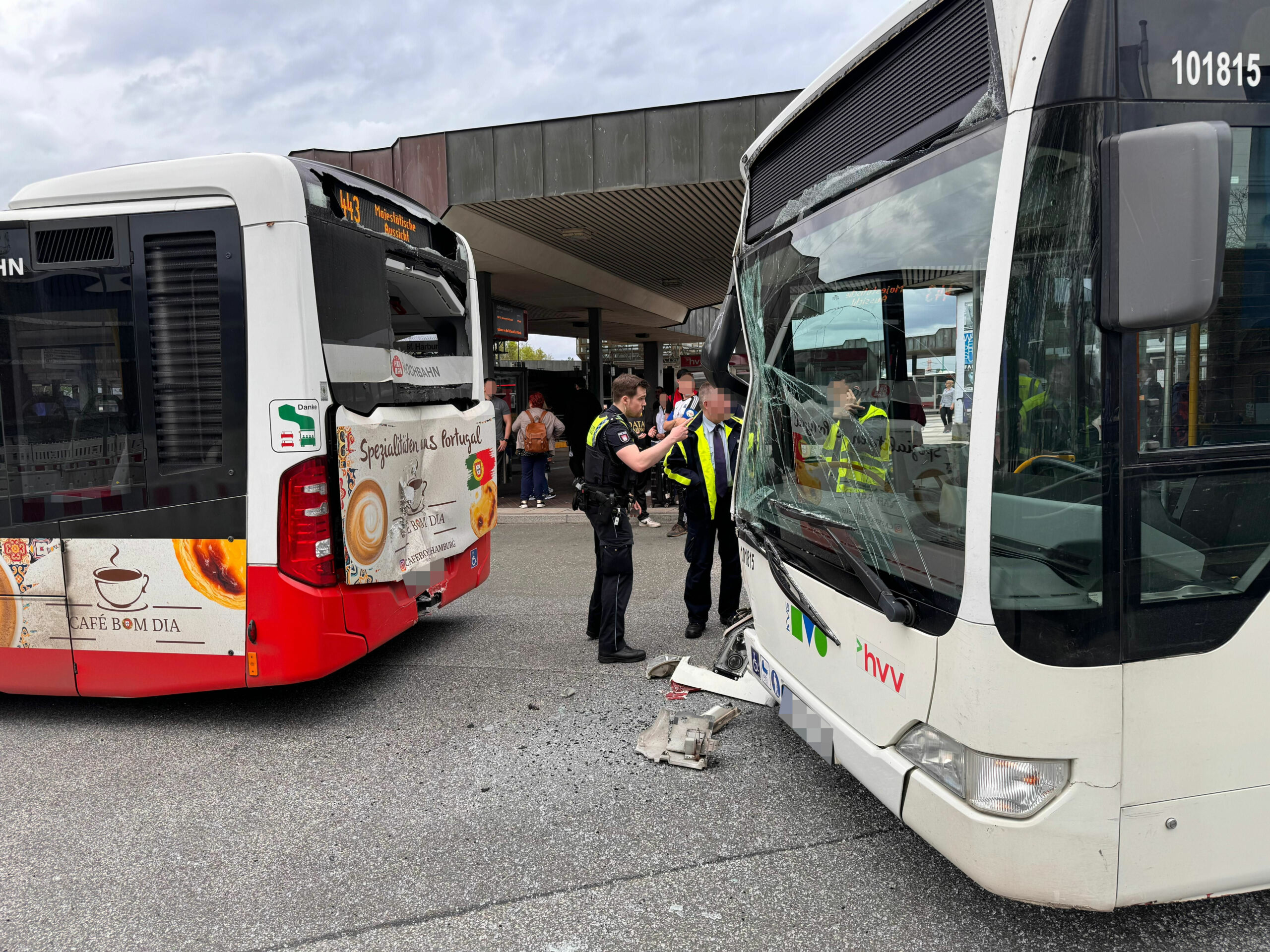 Bei einem Unfall zwischen zwei Bussen am Harburger ZOB wurden am Montag mehrere Menschen verletzt.