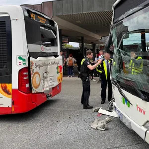 Bei einem Unfall zwischen zwei Bussen am Harburger ZOB wurden am Montag mehrere Menschen verletzt.