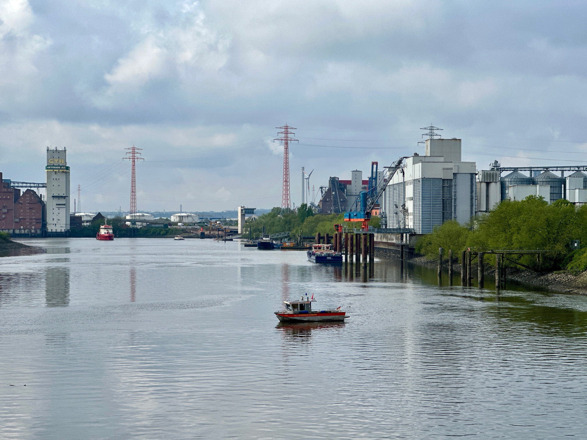 Tausende Liter Kraftstoff in Elbe gelafen – Umweltalarm in Wilhelmsburg