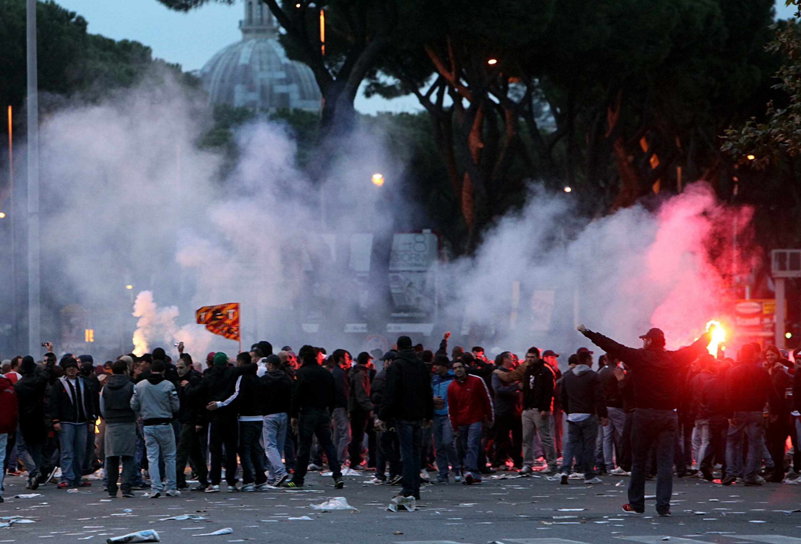 Ausschreitungen zwischen Fans von Lazio und AS Rom