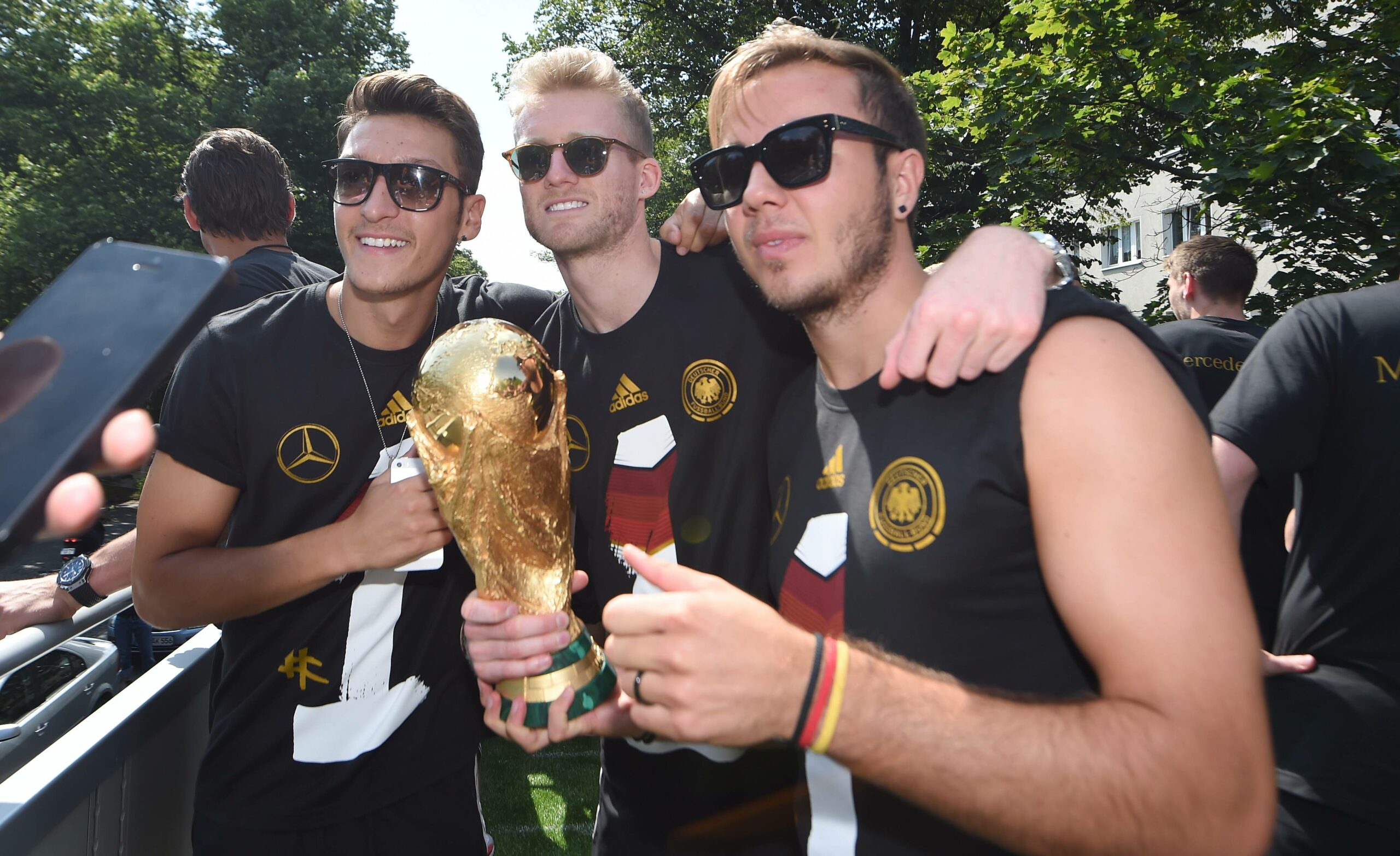 Mit WM-Pokal: Mesut Özil, Andre Schürrle und Mario Götze