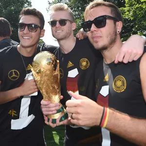 Mit WM-Pokal: Mesut Özil, Andre Schürrle und Mario Götze