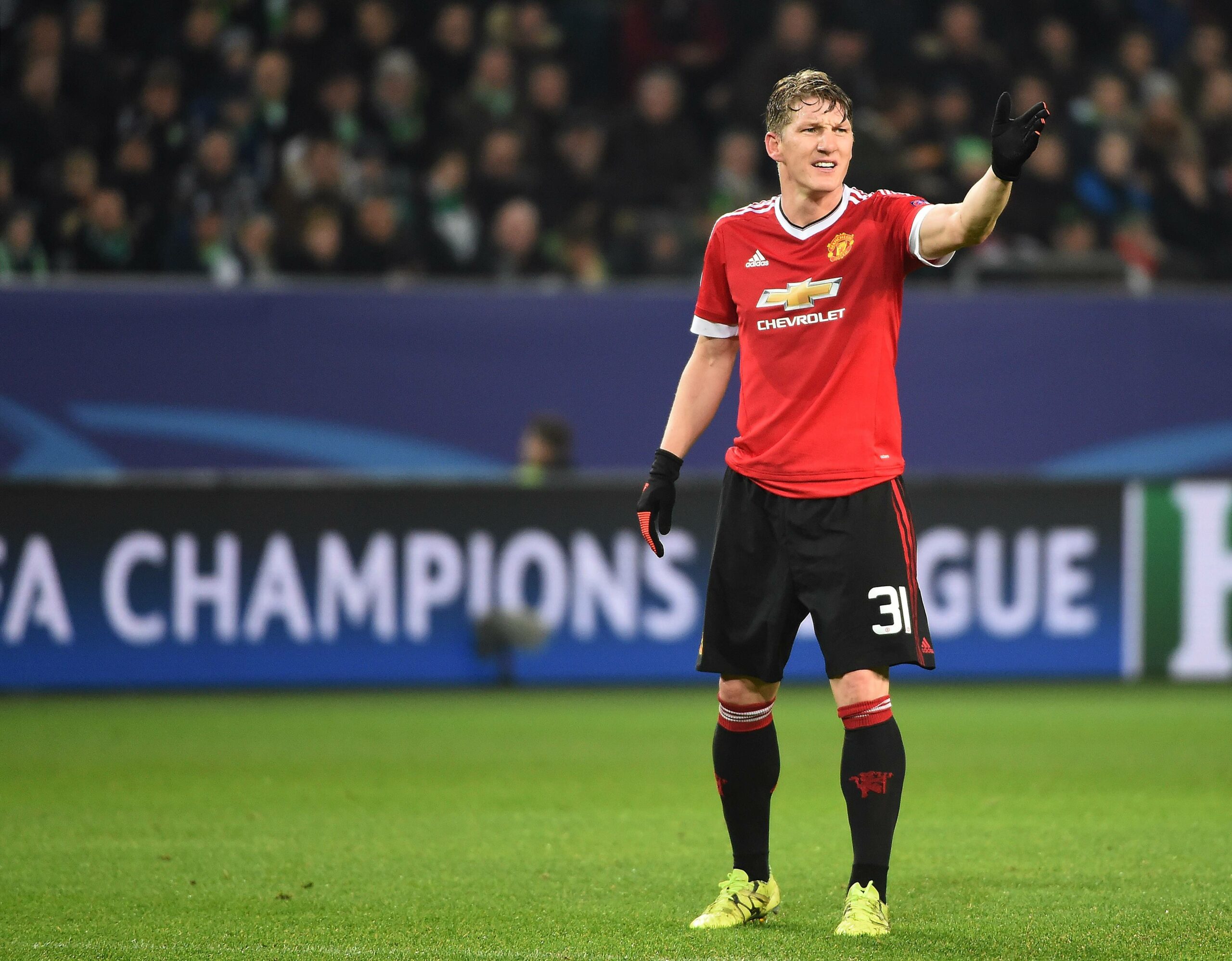 Bastian Schweinsteiger beschwert sich im Trikot von Manchester United