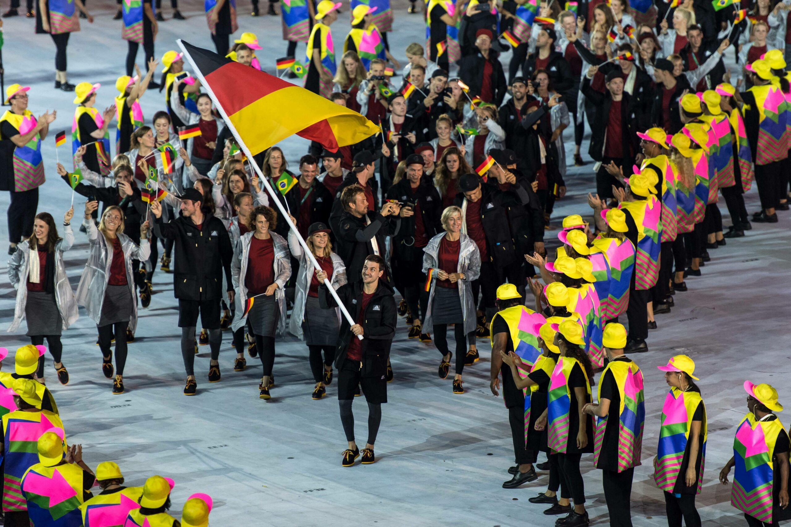 Deutschlands Fahnenträger Timo Boll bei der Eröffnungsfeier der Spiele 2016 in Rio