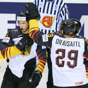 Moritz Seider jubelt mit Leon Draisaitl über seinen Treffer.