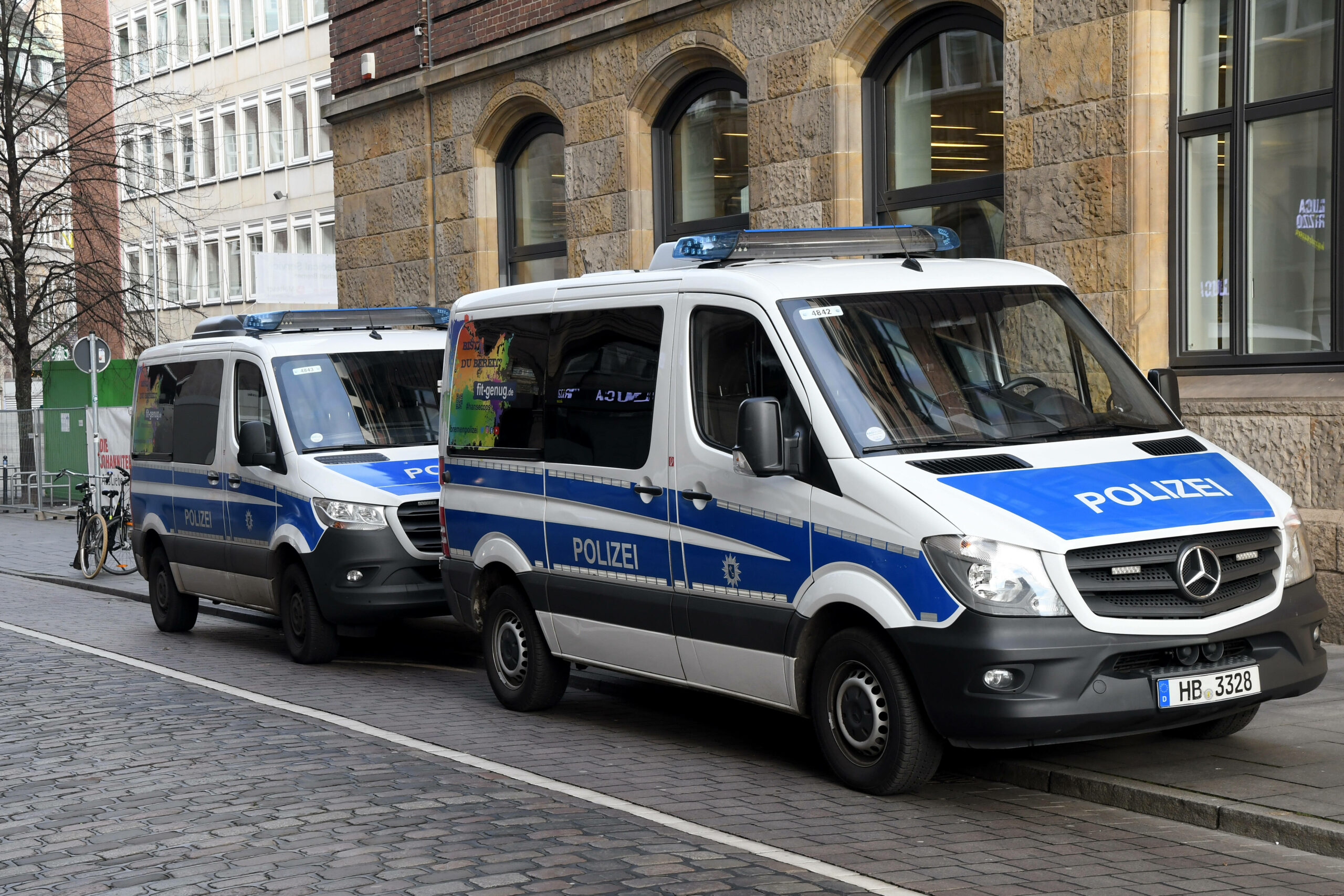 Zwei Polizeifahrzeuge der Polizei Bremen