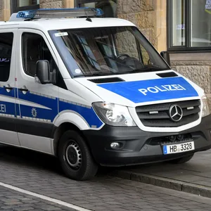 Zwei Polizeifahrzeuge der Polizei Bremen