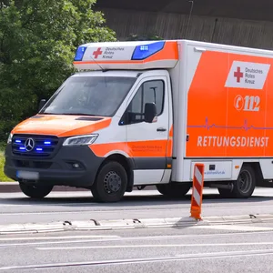 Ein Rettungswagen des DRK ist auf Einsatzfahrt.