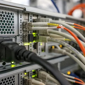 Kabel auf der Rückseite eines Computers