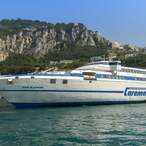 Eine Fähre vor Capri (Symbolbild)