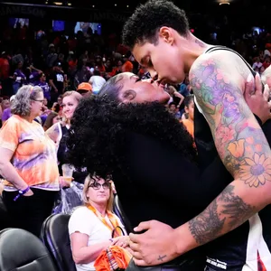 Brittney Griner küsst ihre Frau Cherelle