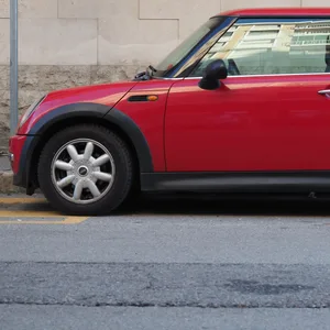 Die Polizei fahndet nach einem roten Mini mit beschädigtem Außenspiegel.