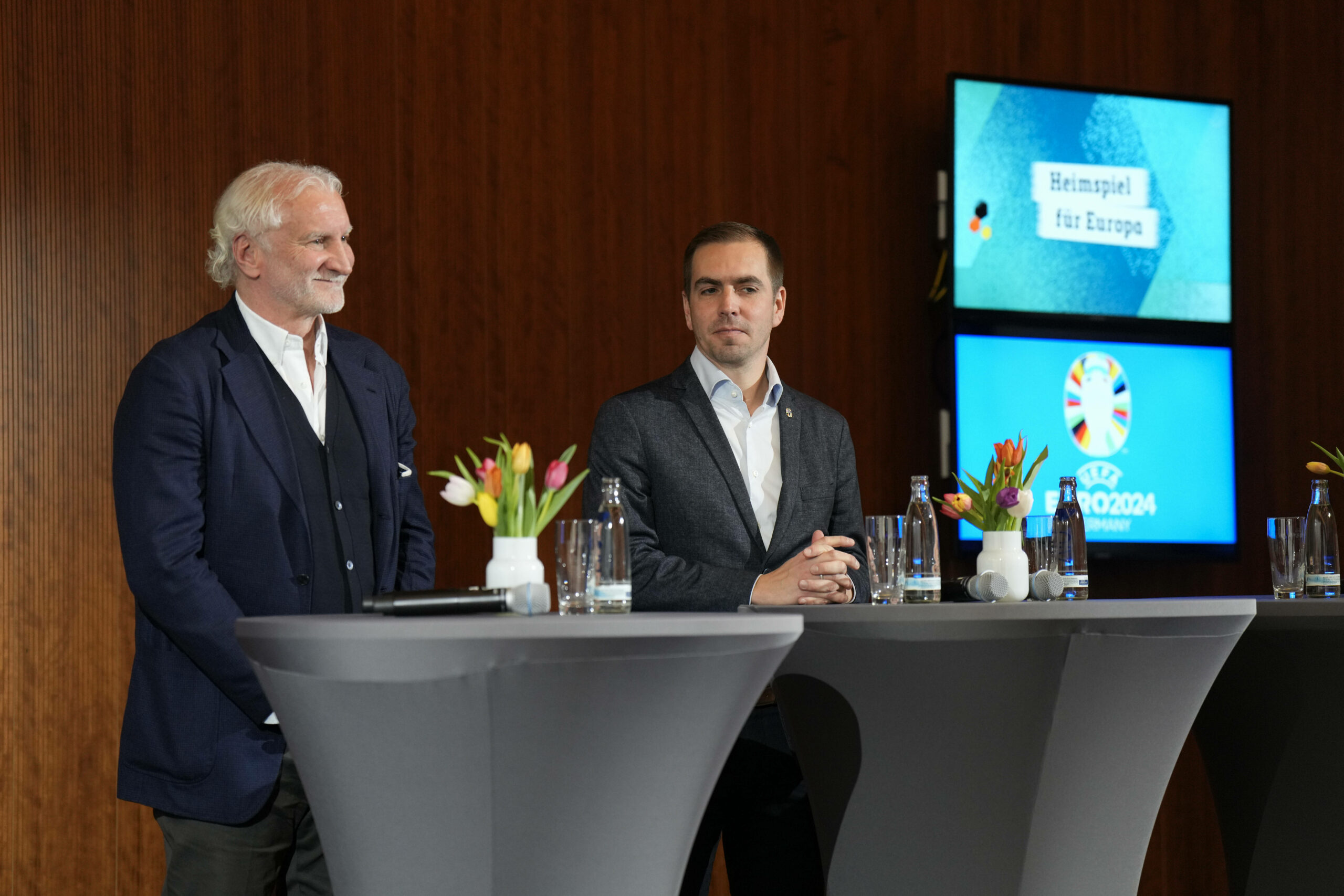 Rudi Völler und Philipp Lahm im Zuge einer Konferenz für die anstehende Heim-EM.