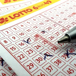 Ein Spieler füllt den „Lotto“-Tippschein aus.
