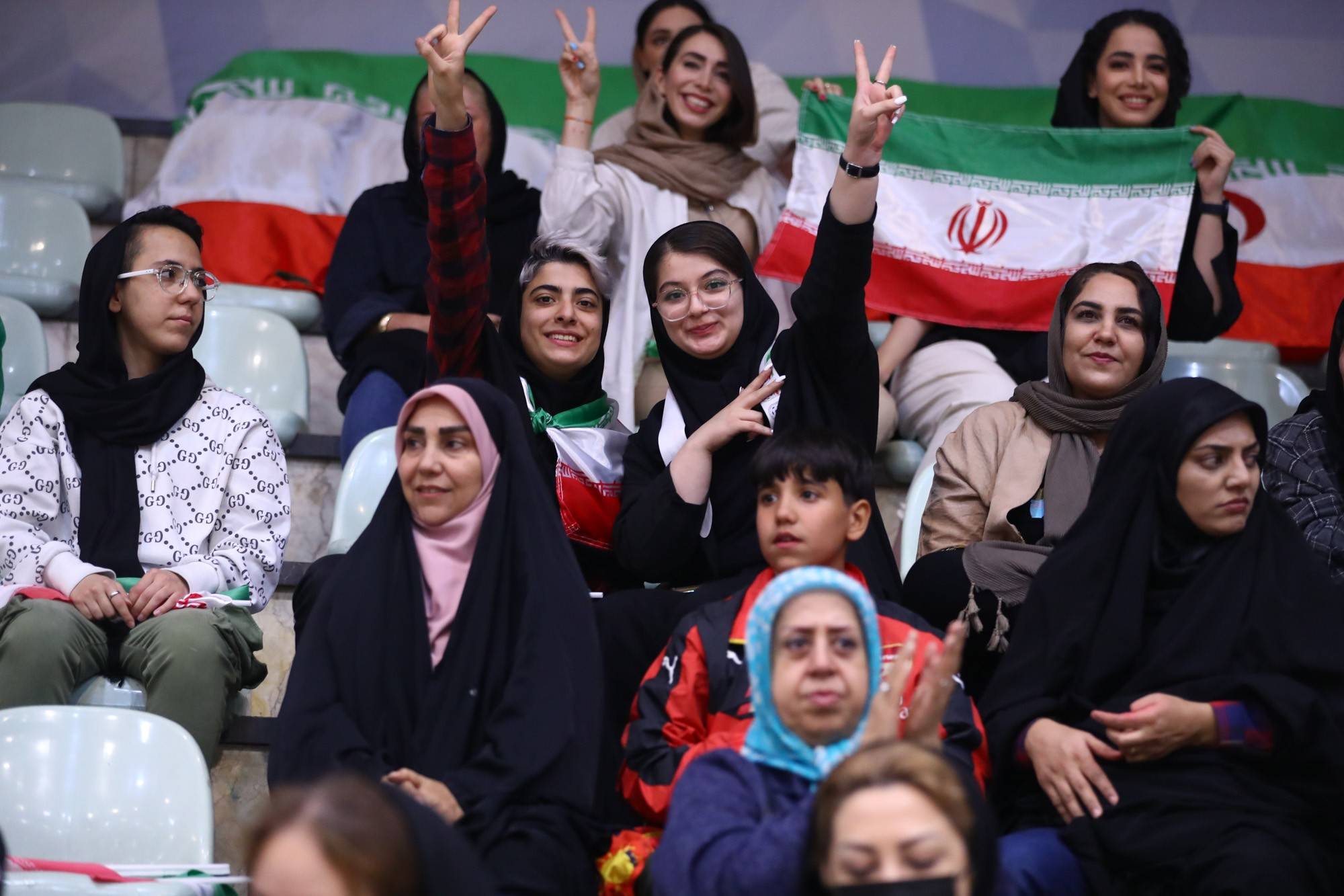 Fans, besonders Frauen, feiern das Iraner Futsal-Team