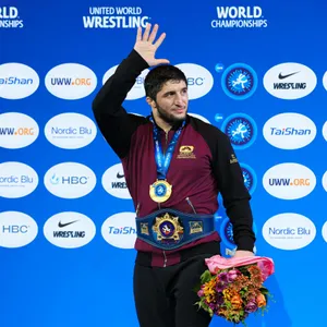 Der russische Top-Ringer Abdulrashid Sadulaev mit seiner Goldmedaille