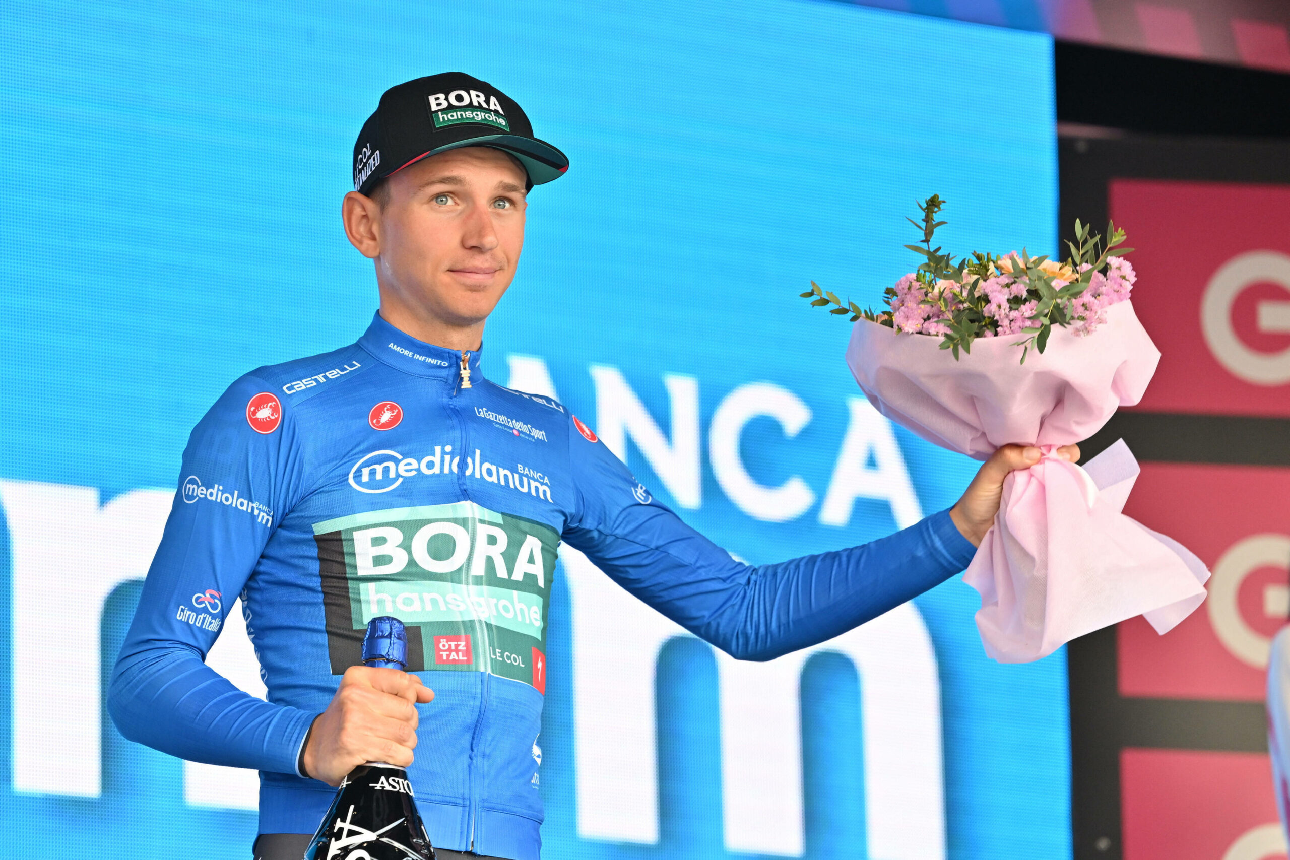 Lennard Kämna wird für einen Tagessieg beim Giro d'Italia geehrt.