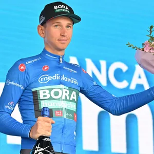 Lennard Kämna wird für einen Tagessieg beim Giro d'Italia geehrt.