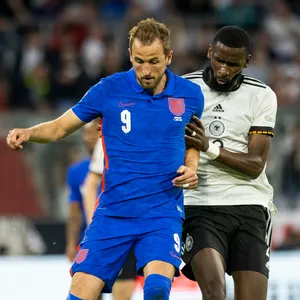 Antonio Rüdiger und Harry Kane im Zweikampf um den Ball beim Länderspiel von Deutschland gegen England