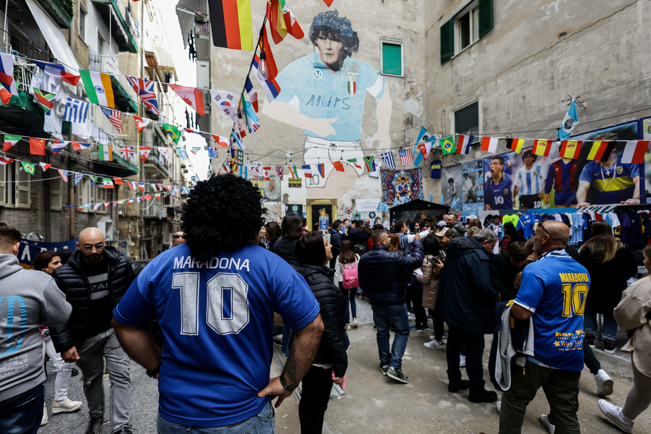 Fans pilgern täglich nach Neapel, um Diego Maradona zu gedenken.