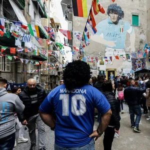 Fans pilgern täglich nach Neapel, um Diego Maradona zu gedenken.