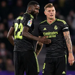 Antonio Rüdiger und Toni Kroos auf dem Spielfeld