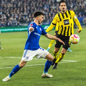 Mats Hummels im Zweikampf mit Schalkes Mehmet Can Aydin