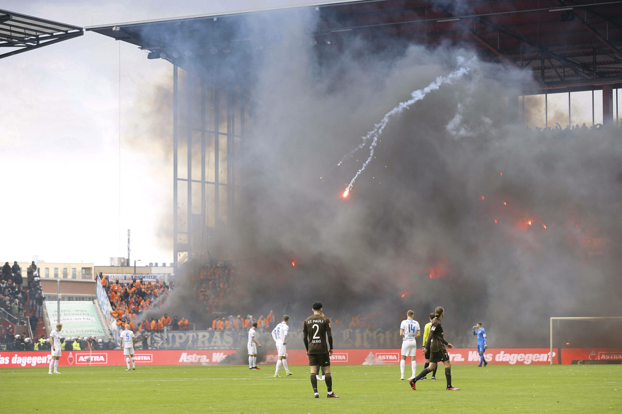 Fans von Hansa Rostock schießen am Millerntor Raketen aufs Spielfeld