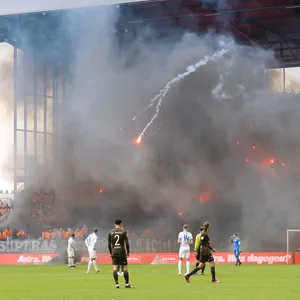 Fans von Hansa Rostock schießen am Millerntor Raketen aufs Spielfeld