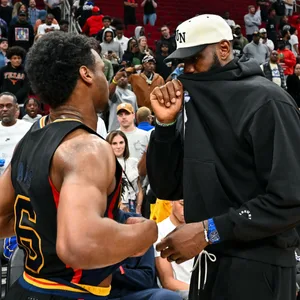 LeBron James im Gespräch mit seinem Sohn Bronny