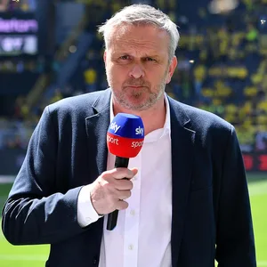 Didi Hamann bei einem Bundesligaspiel als Experte für Sky