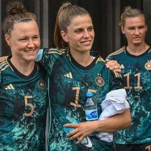 Tabea Sellner mit DFB-Kollegin Marina Hegering im Arm