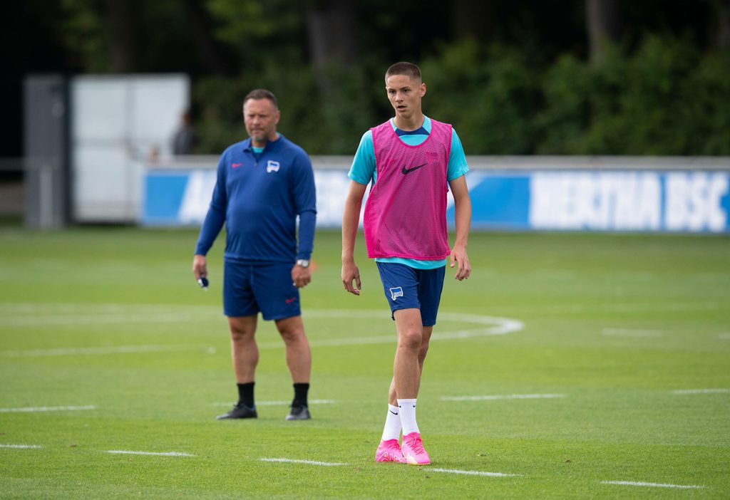 Bence Dardai wird im Hertha-Trainer von Vater Pal Dardai beobachtet