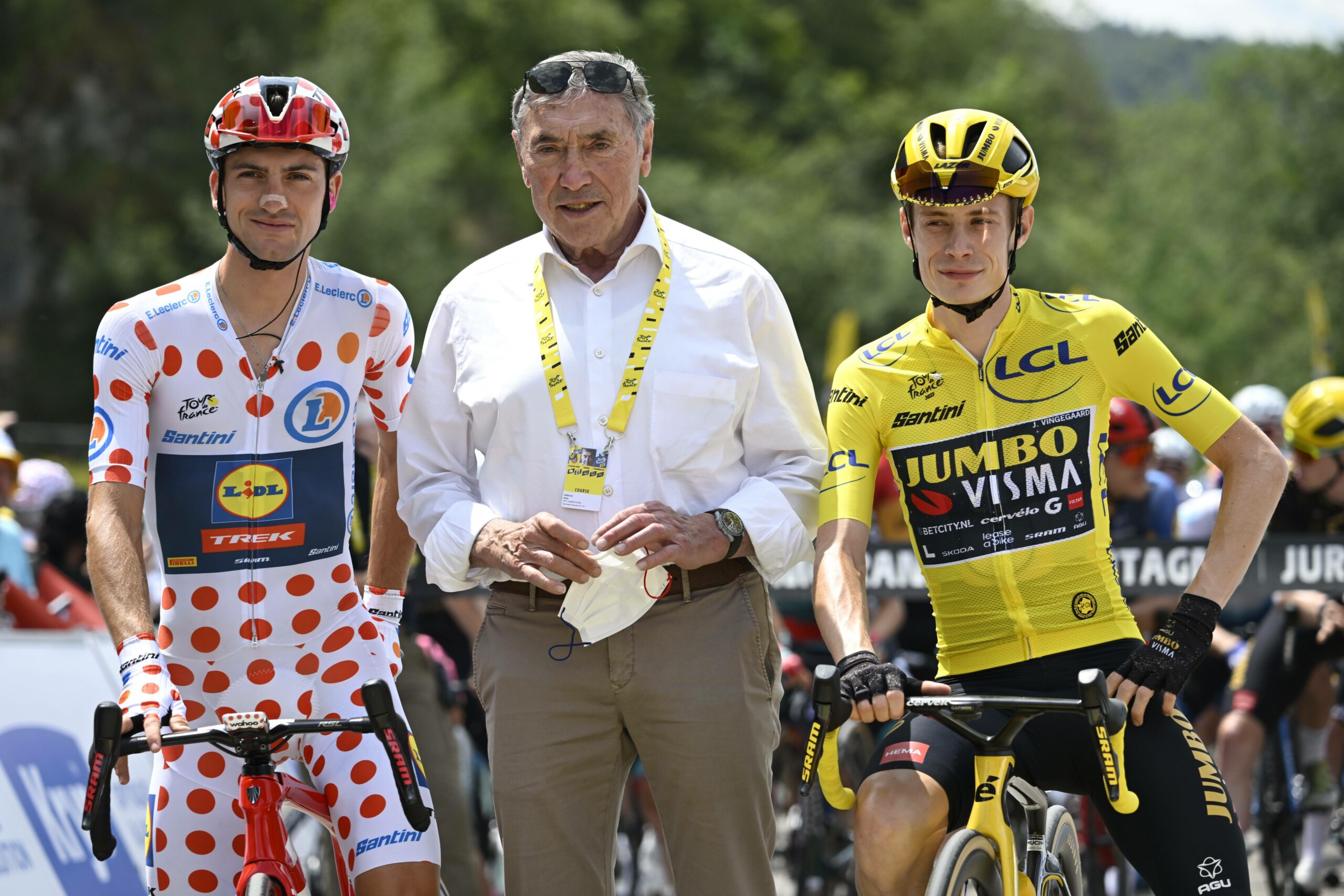Radsport-Legende Eddy Merckx bei der Tour de France mit den Rad-Profis Giulio Ciccone und Jonas Vingegaard