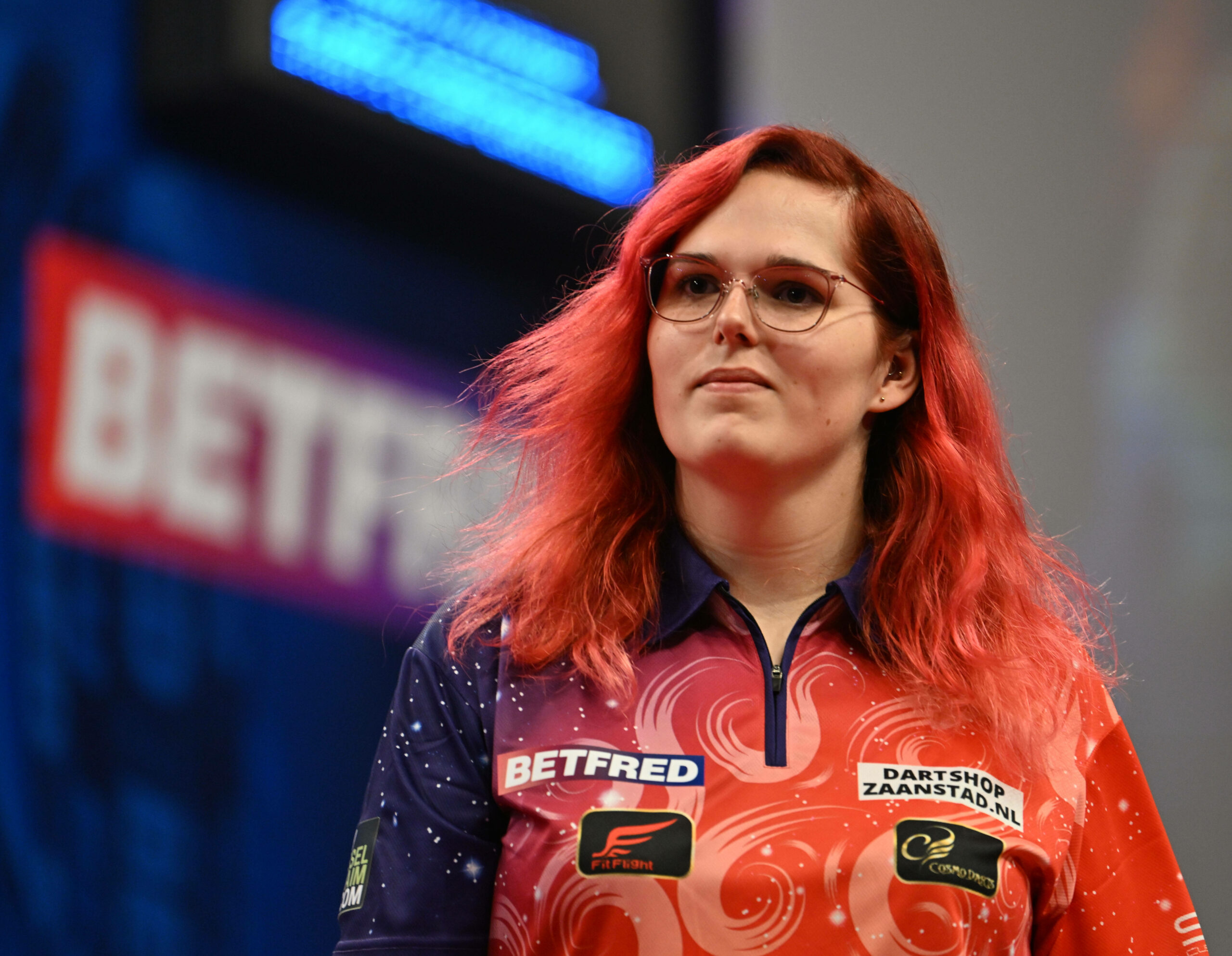 Noa-Lynn van Leuven mit roten Haaren auf der Darts-Bühne