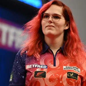 Noa-Lynn van Leuven mit roten Haaren auf der Darts-Bühne