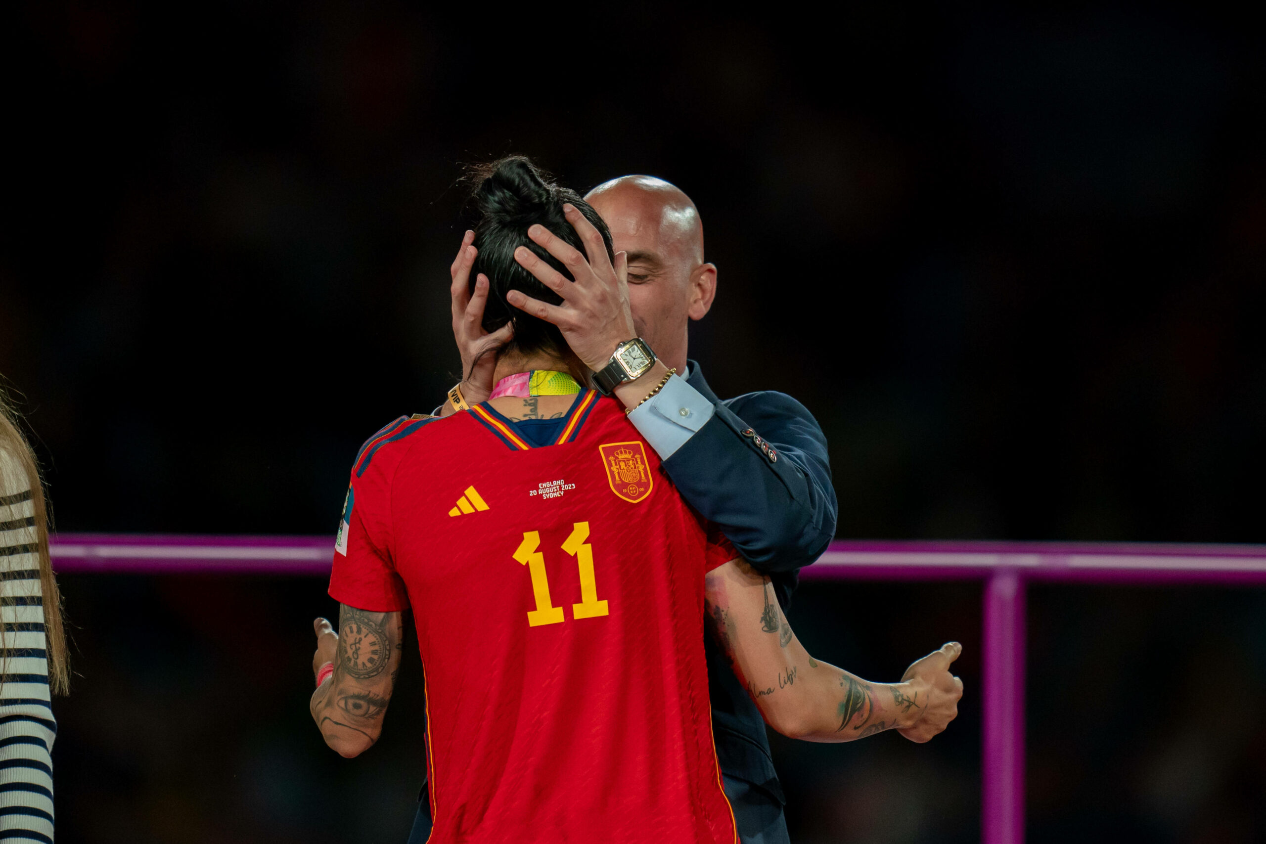 Luis Rubiales küsst Spaniens Jenni Hermoso nach dem Gewinn der Weltmeisterschaft 2023 auf den Mund.