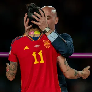 Luis Rubiales küsst Spaniens Jenni Hermoso nach dem Gewinn der Weltmeisterschaft 2023 auf den Mund.