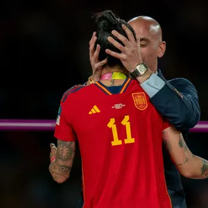 Luis Rubiales küsst Spaniens Jenni Hermoso nach dem Gewinn der Weltmeisterschaft 2023 auf den Mund.
