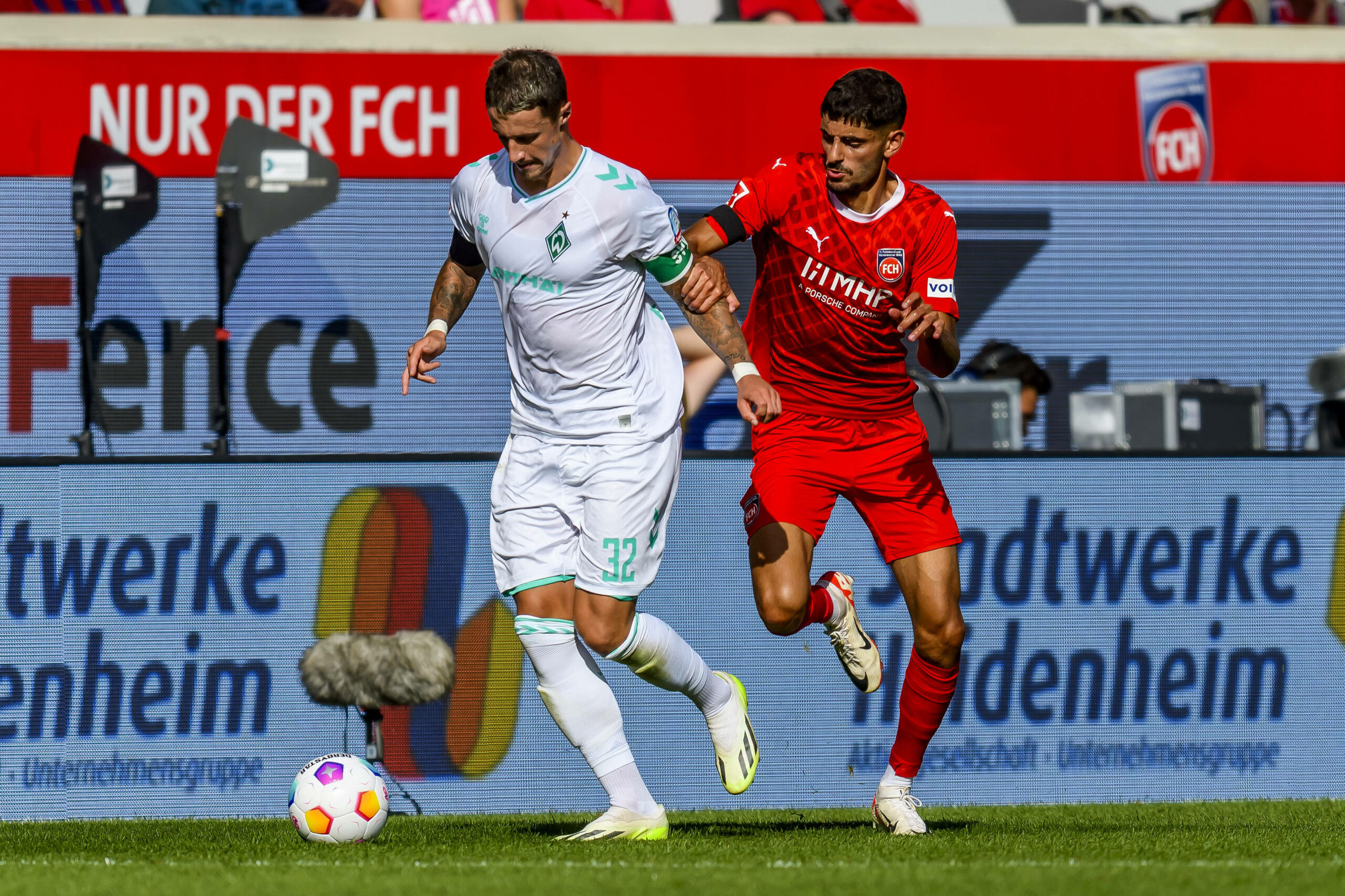 Werder Bremens Marco Friedl und der Heidenheimer Eren Dinkci im Kampf um den Ball