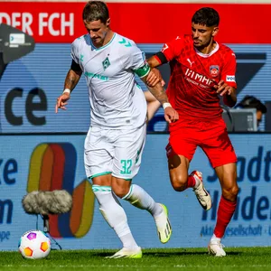 Werder Bremens Marco Friedl und der Heidenheimer Eren Dinkci im Kampf um den Ball