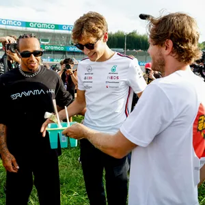 Sebastian Vettel mit seinen Ex-Kollegen Lewis Hamilton und George Russell