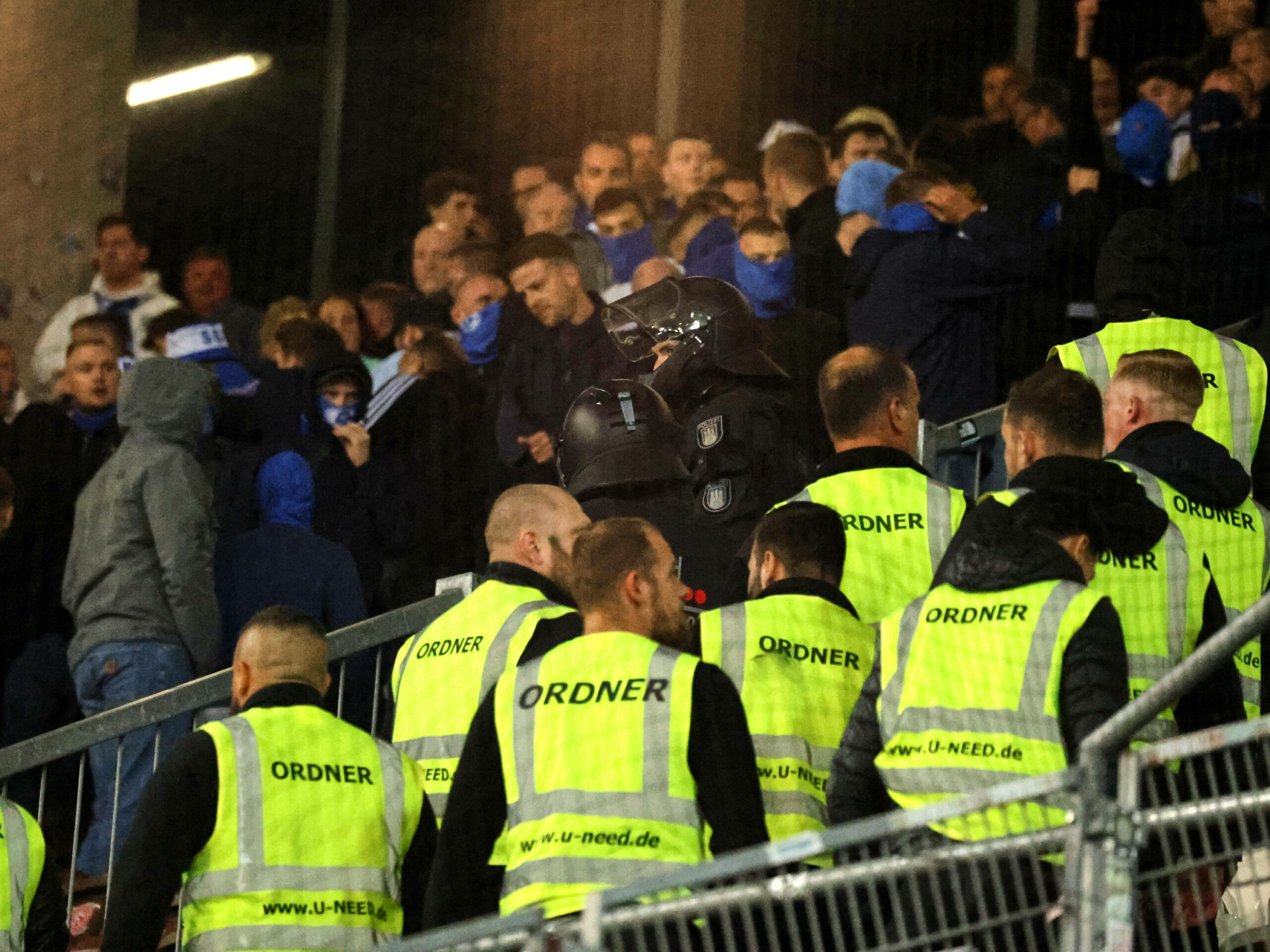 Die Gästefans von Schalke 04 randalieren beim Spiel bei Hansa Rostock.