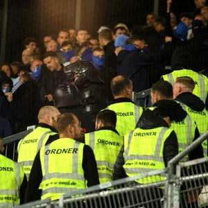 Die Gästefans von Schalke 04 randalieren beim Spiel bei Hansa Rostock.
