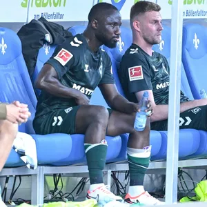 Werder-Spieler Naby Keita und Marvin Ducksch nach der Auswechslung auf der Bank.